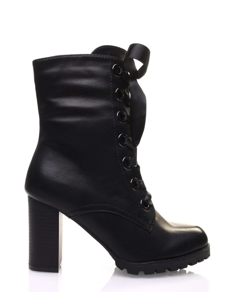 Bottines hautes noires à lacet et à semelles crantées
