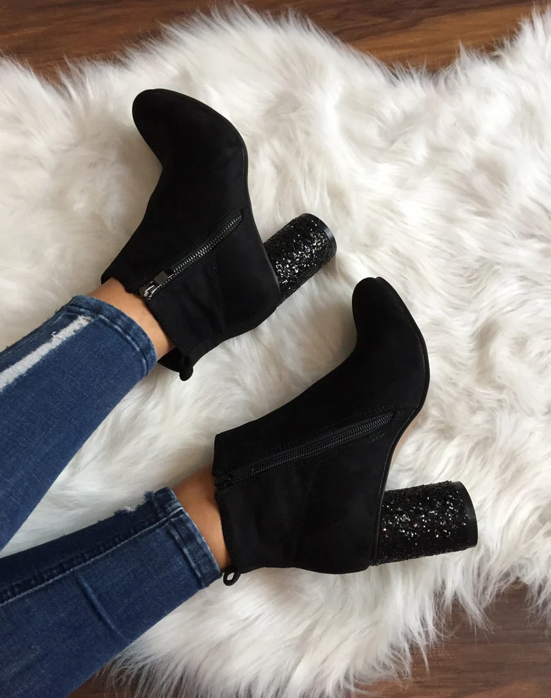 Bottines noires à talons ronds et pailletés