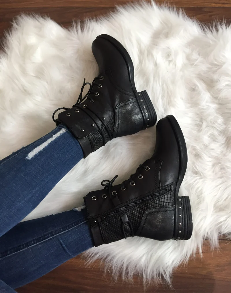 Bottines noires texturées à lacets