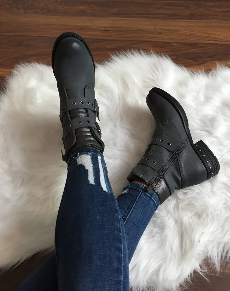 Boots grises à sangles bouclées