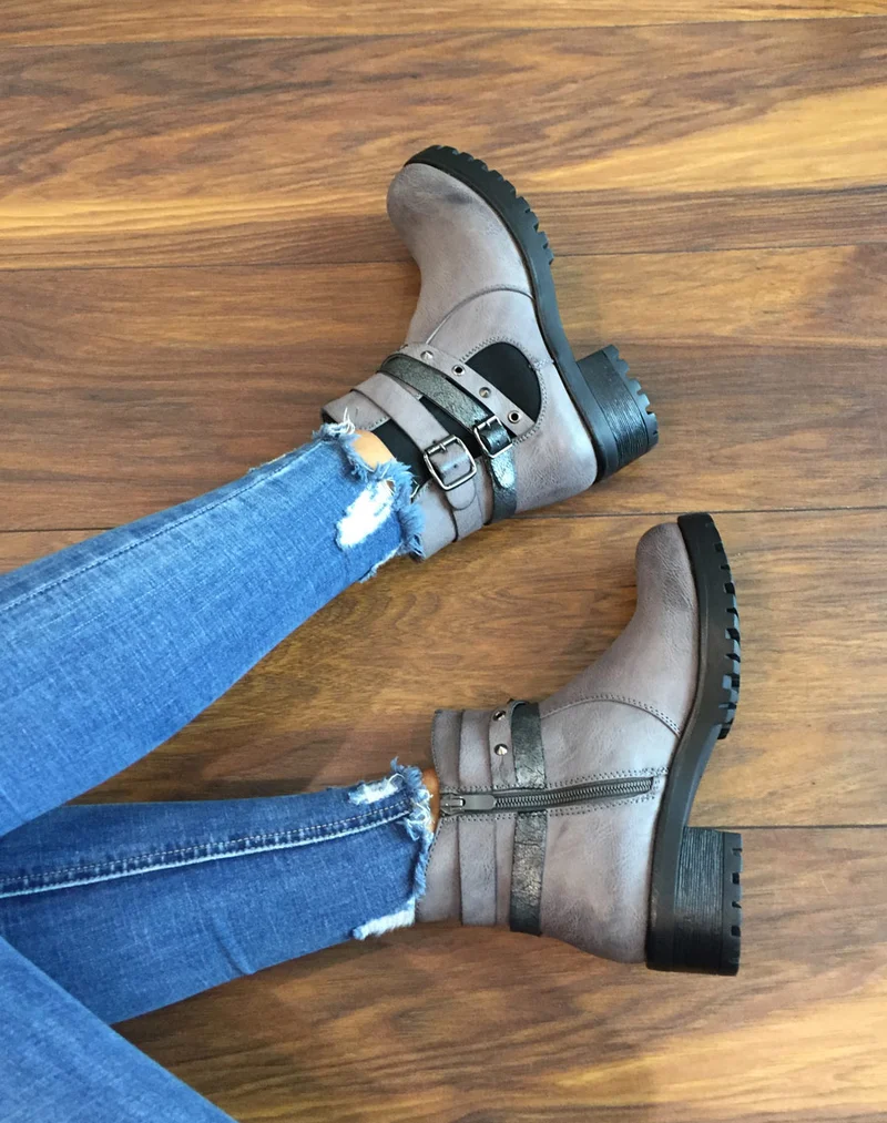 Bottines grises différentes lanières