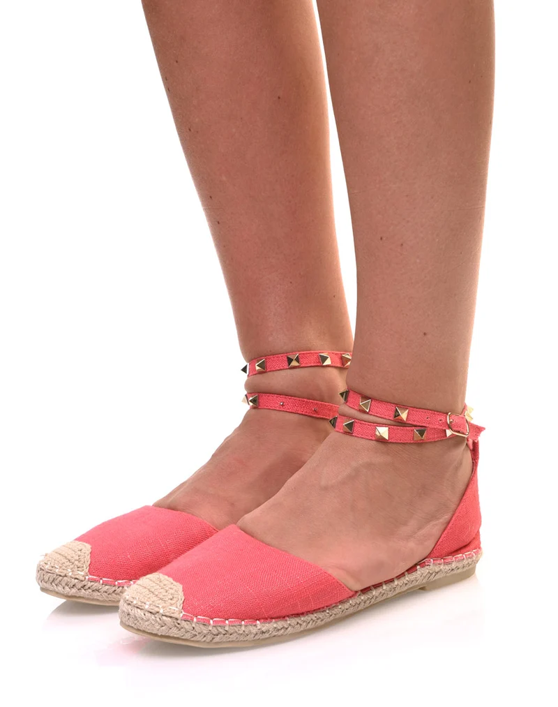 Espadrilles rouges cloutées à bout fermé