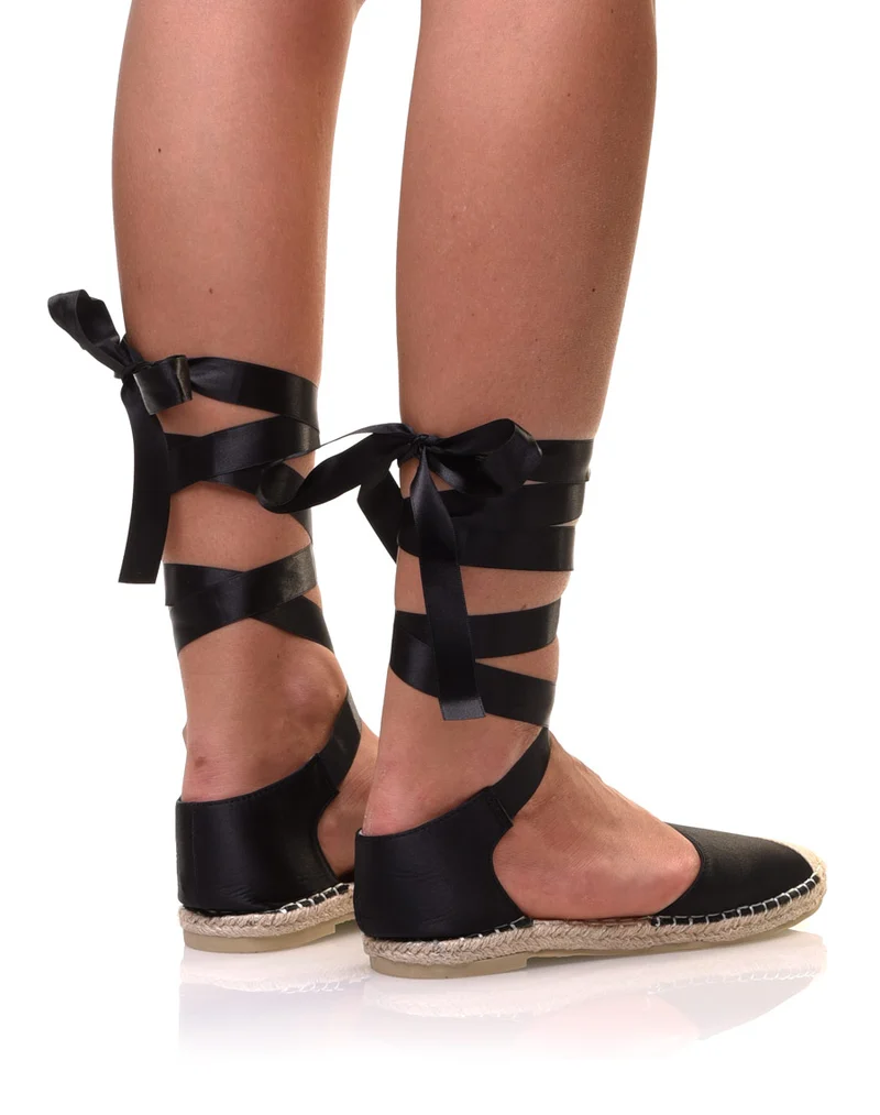 Espadrilles noires satinées à bout fermé