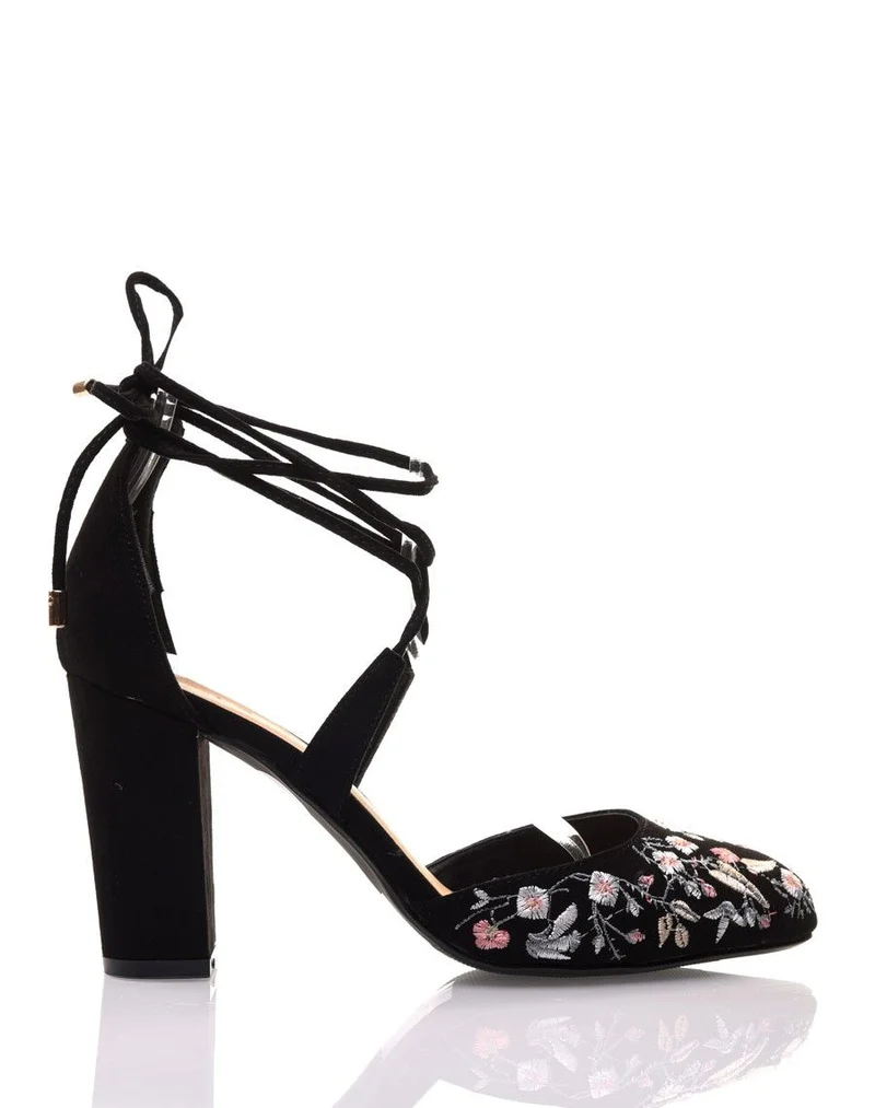 Sandales à talons noires à broderies