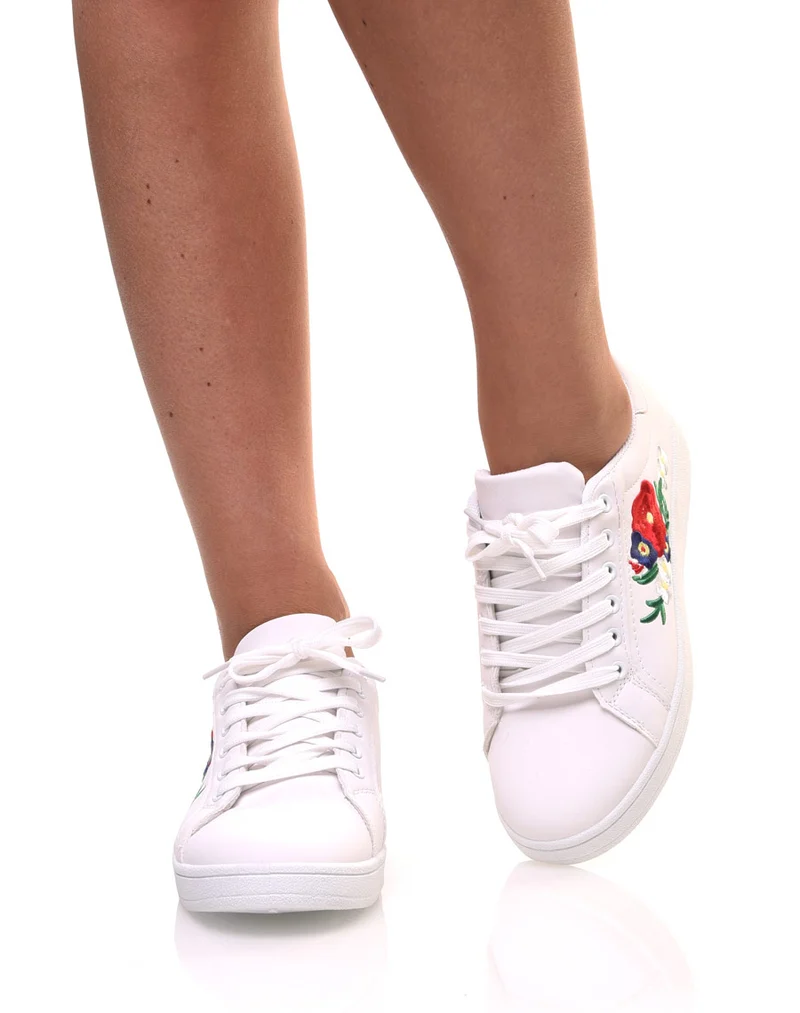 Baskets blanches avec broderies