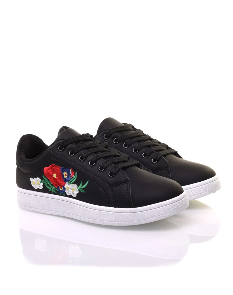 Baskets noires avec broderies