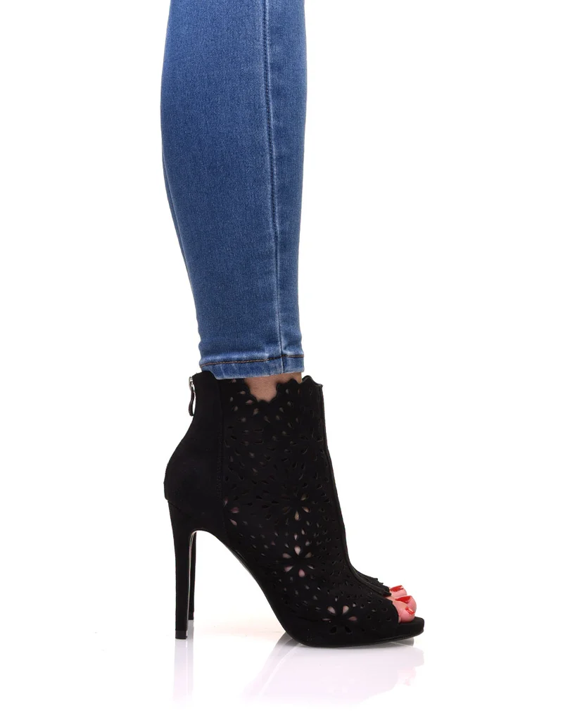 Bottines à talons noires ajourées en suédine