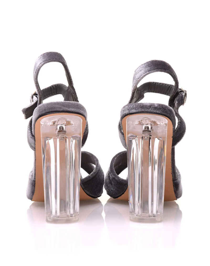 Sandales grises en velours à talons transparents