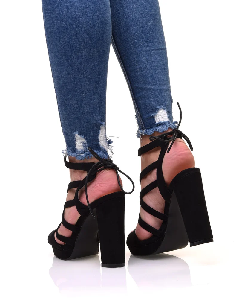 Sandales noires en suédine à talons épais