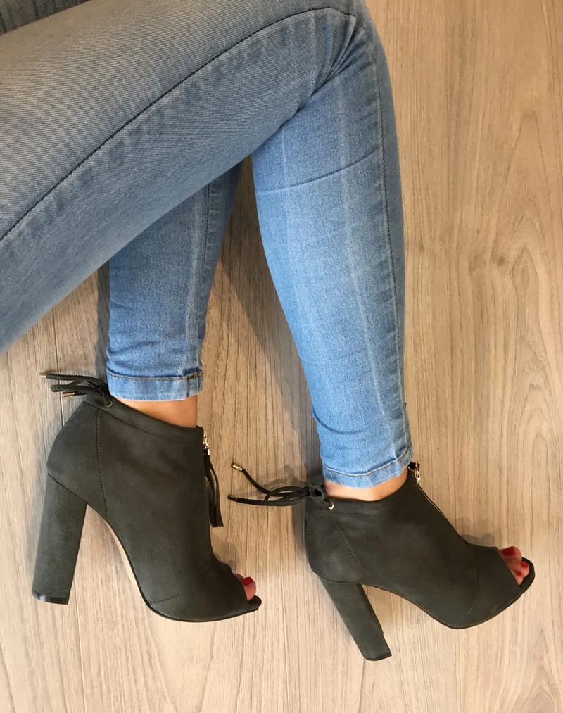 Sandales kaki à talons en suédine