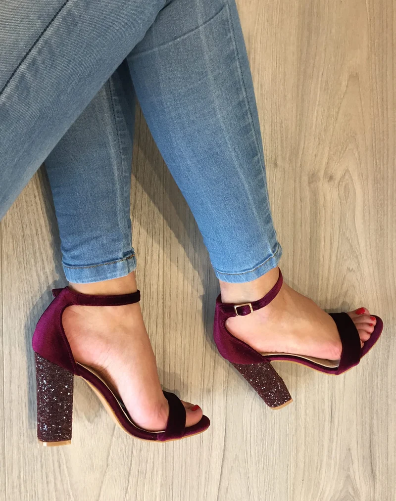 Sandales en velours bordeaux à talons ornés de sequins