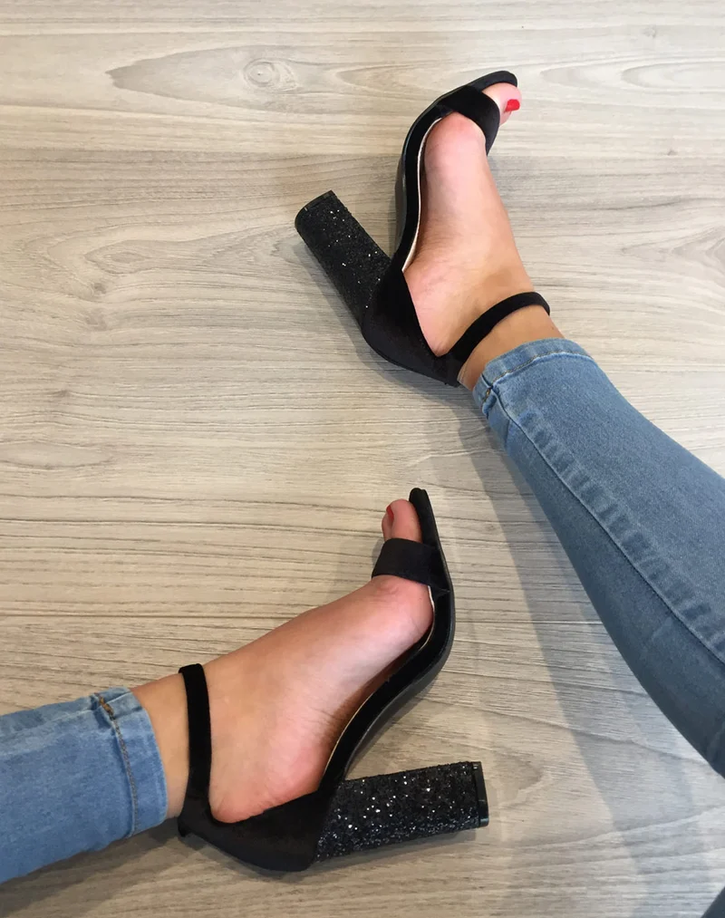 Sandales en velours noires à talons ornés de sequins