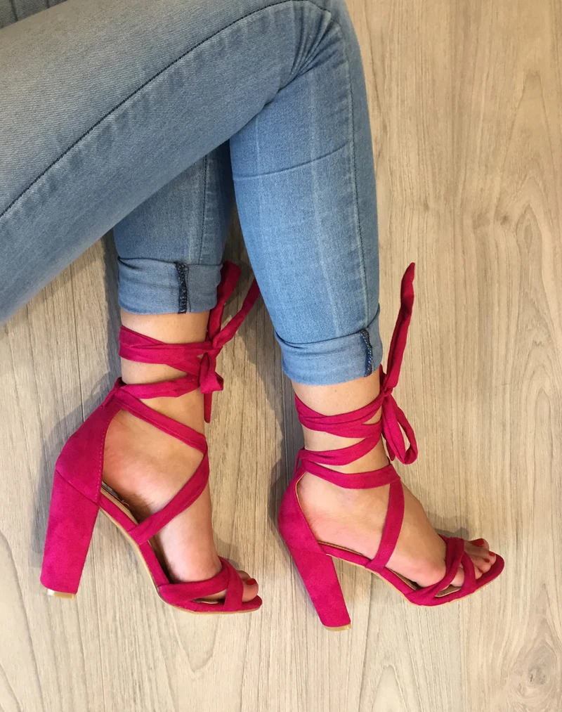 Sandales lacées fuchsia à talons en suédine