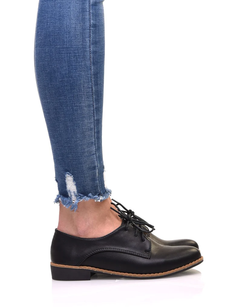 Derbies noires foncées à lacets