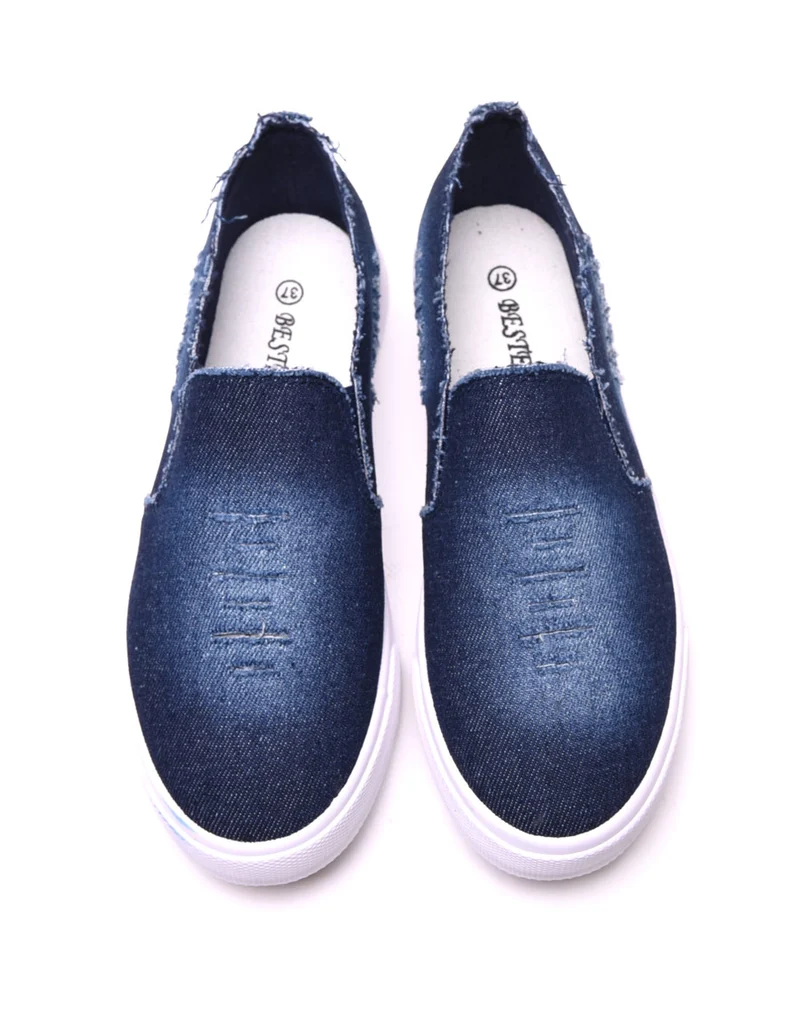 Tennis en jean bleu foncé