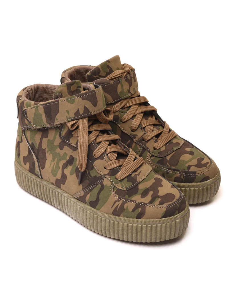 Baskets montantes à lacets en suédine camouflage