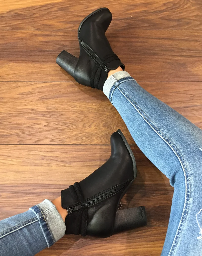 Bottines à talons noires avec plumes