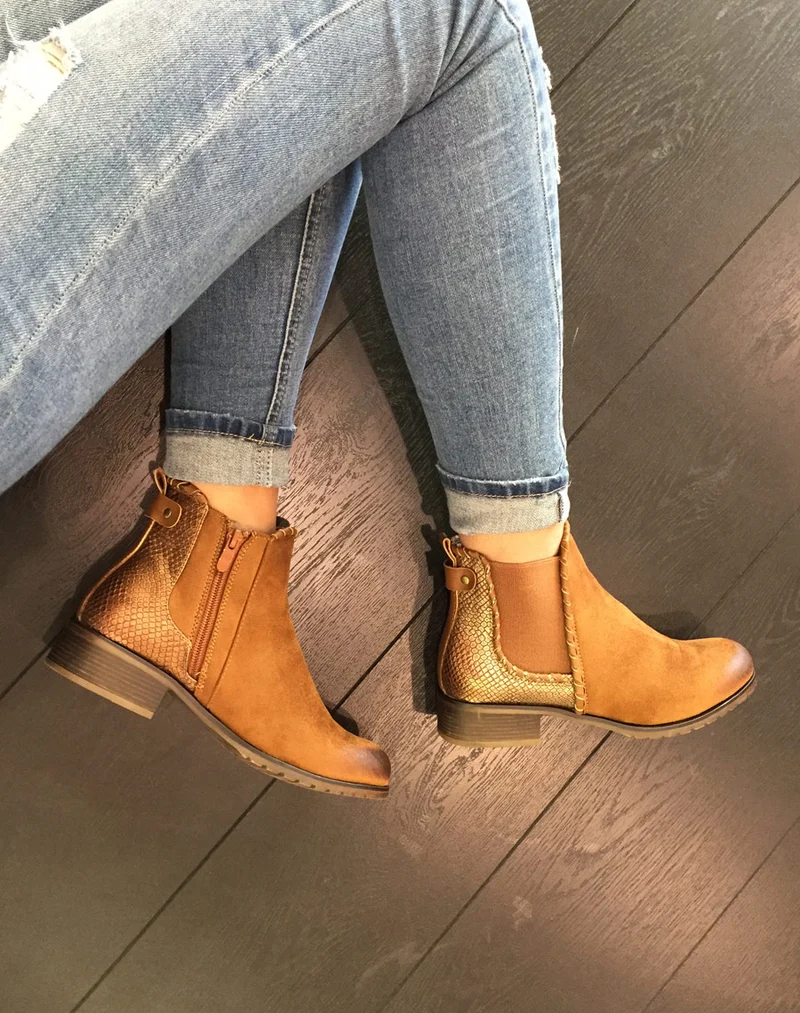 Bottines plates bi matières camel avec détails