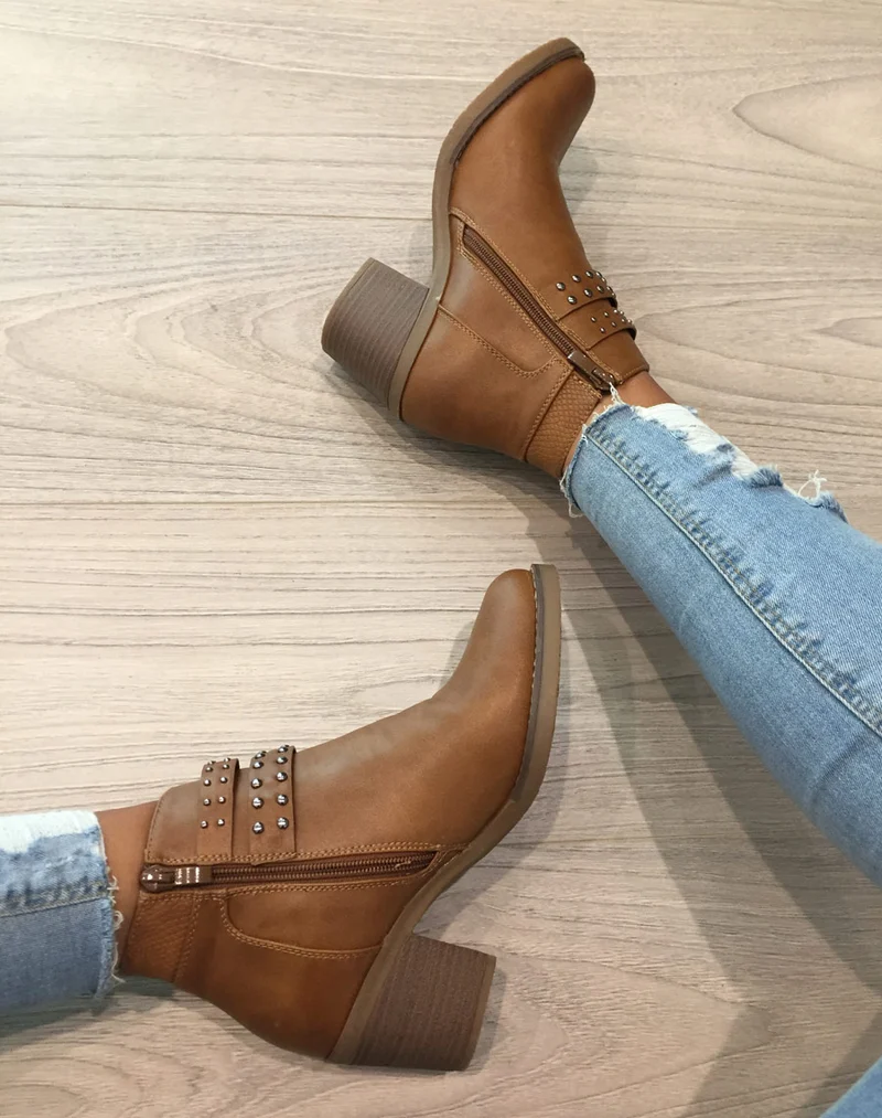 Bottines camelles avec sangles cloutées
