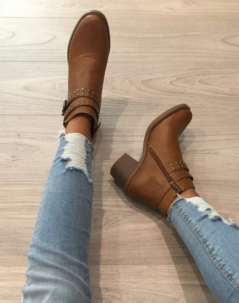 Bottines camelles avec sangles cloutées