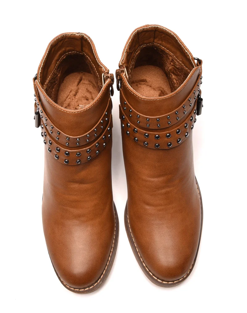 Bottines camelles avec sangles cloutées