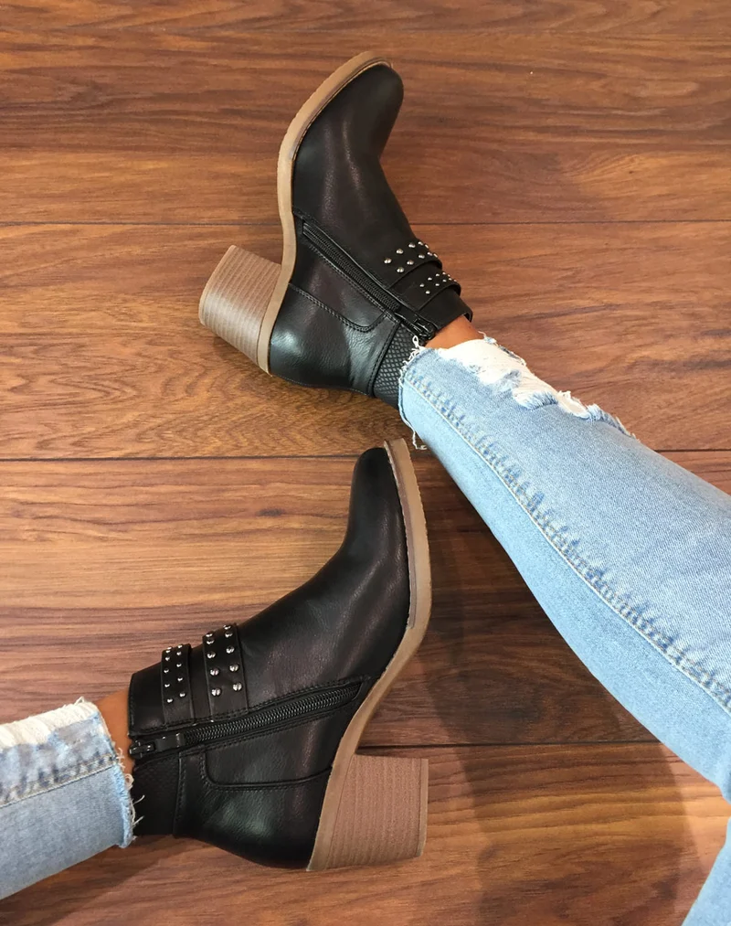 Bottines noires avec sangles cloutées
