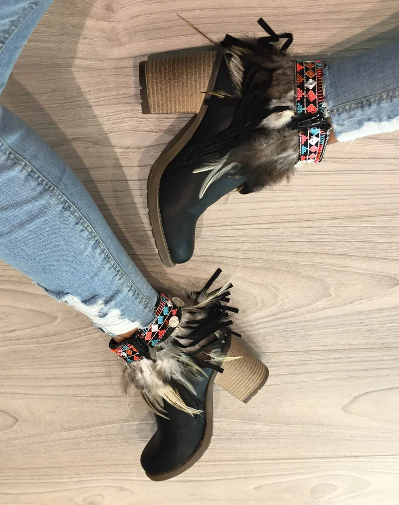 Bottines à talons ethniques noires