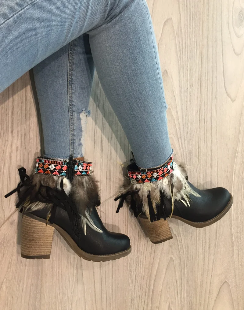 Bottines à talons ethniques noires