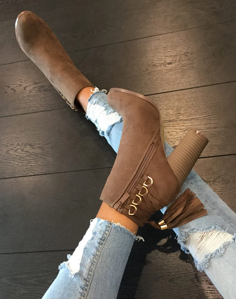 Bottines taupes suédine à talons et lacets arrière