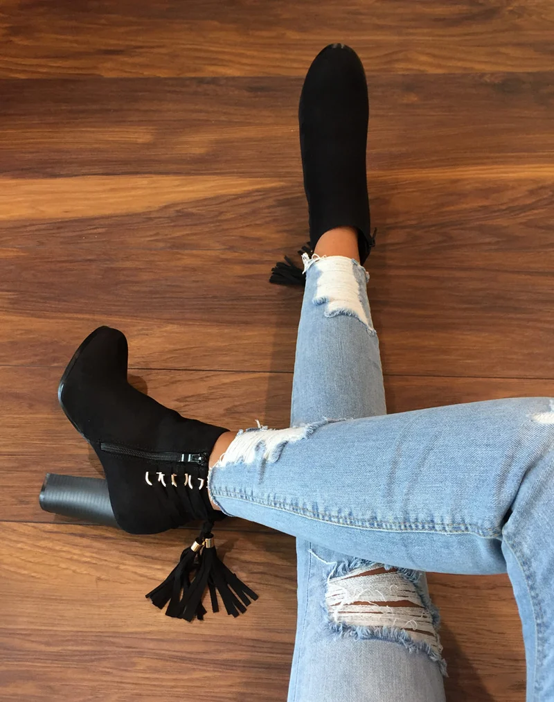 Bottines noires suédine à talons et lacets arrière