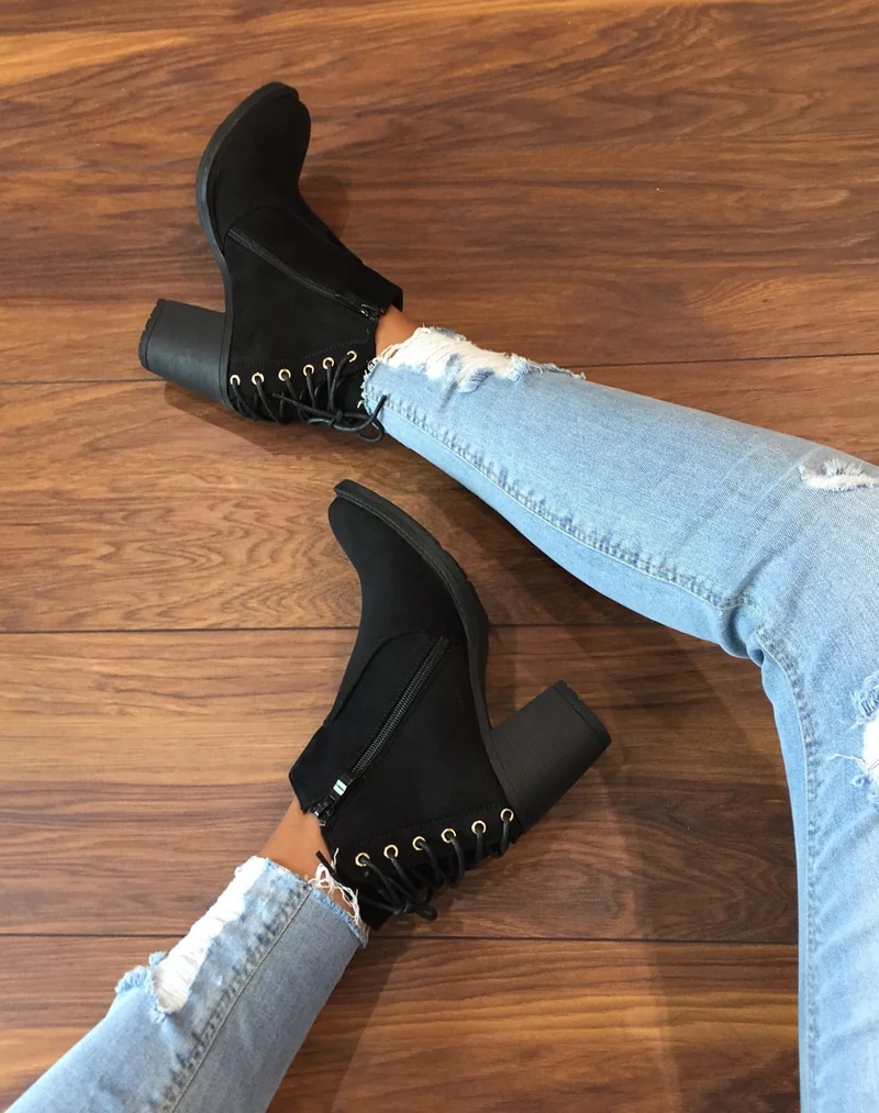 Bottines plates noires suédine à forme santiag