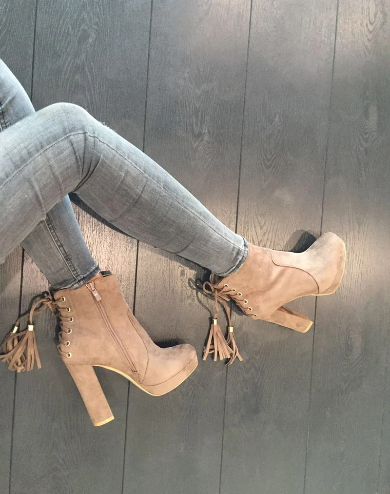Bottines taupes à talons hauts et plateforme
