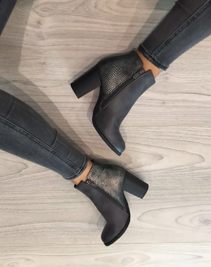 Bottines à talons grises avec motifs python