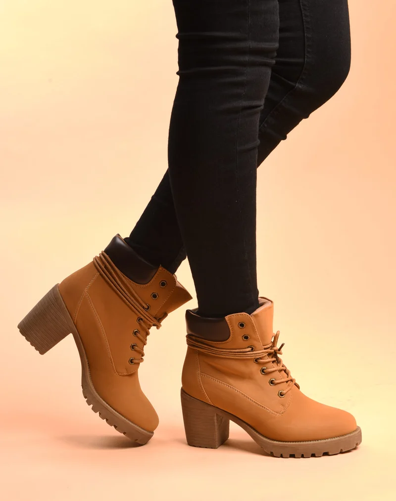 Bottines camel talons à lacets