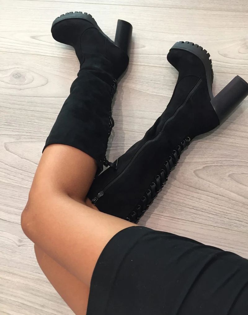 Bottes noires avec lacet façon corset à l'arrière