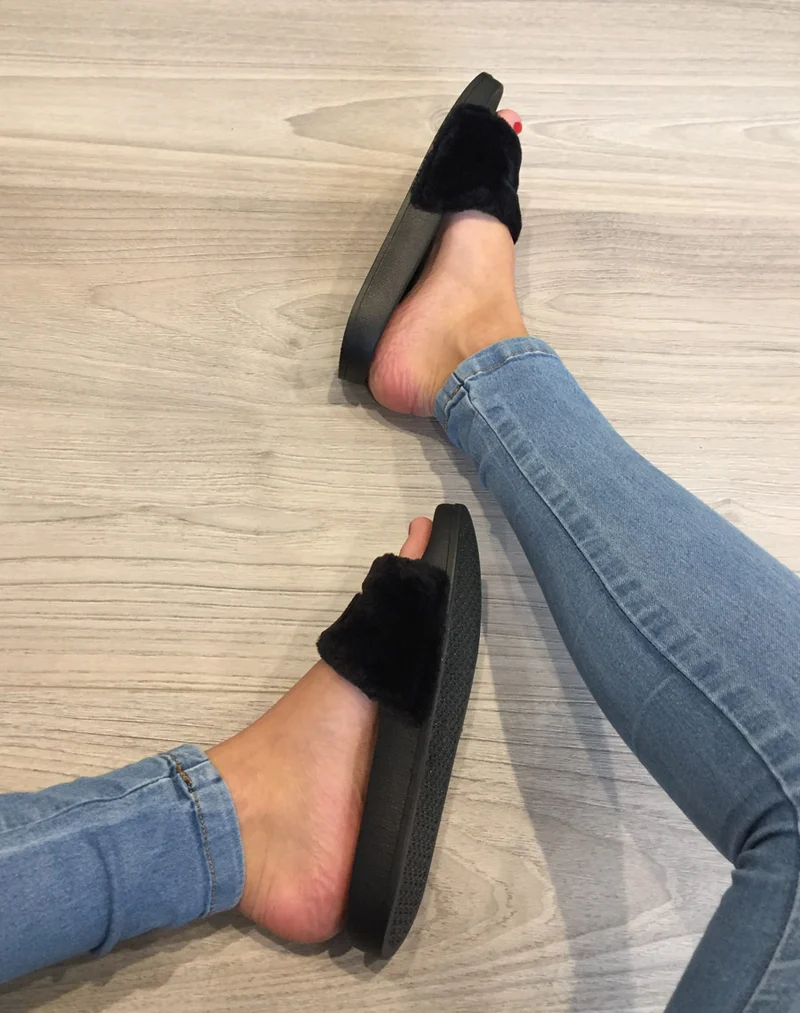 Claquettes noires à fourrure Love