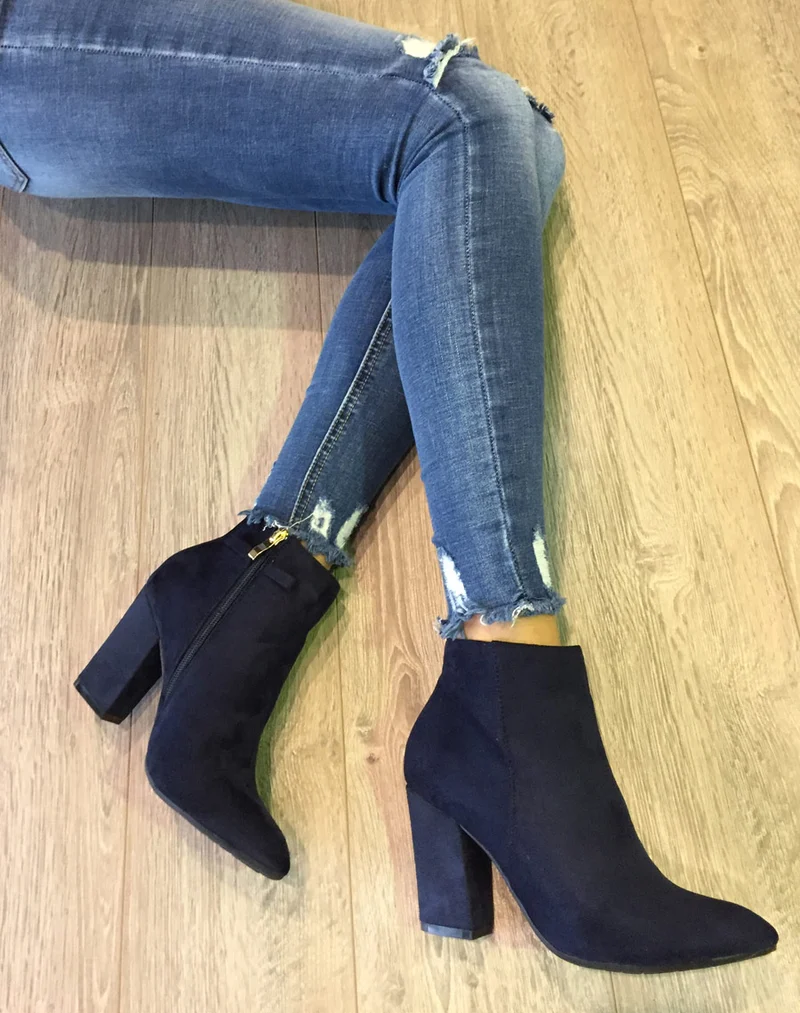 Bottines en suédine bleu nuit à talons