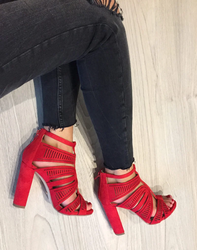 Sandales rouges à talons & détails multiples