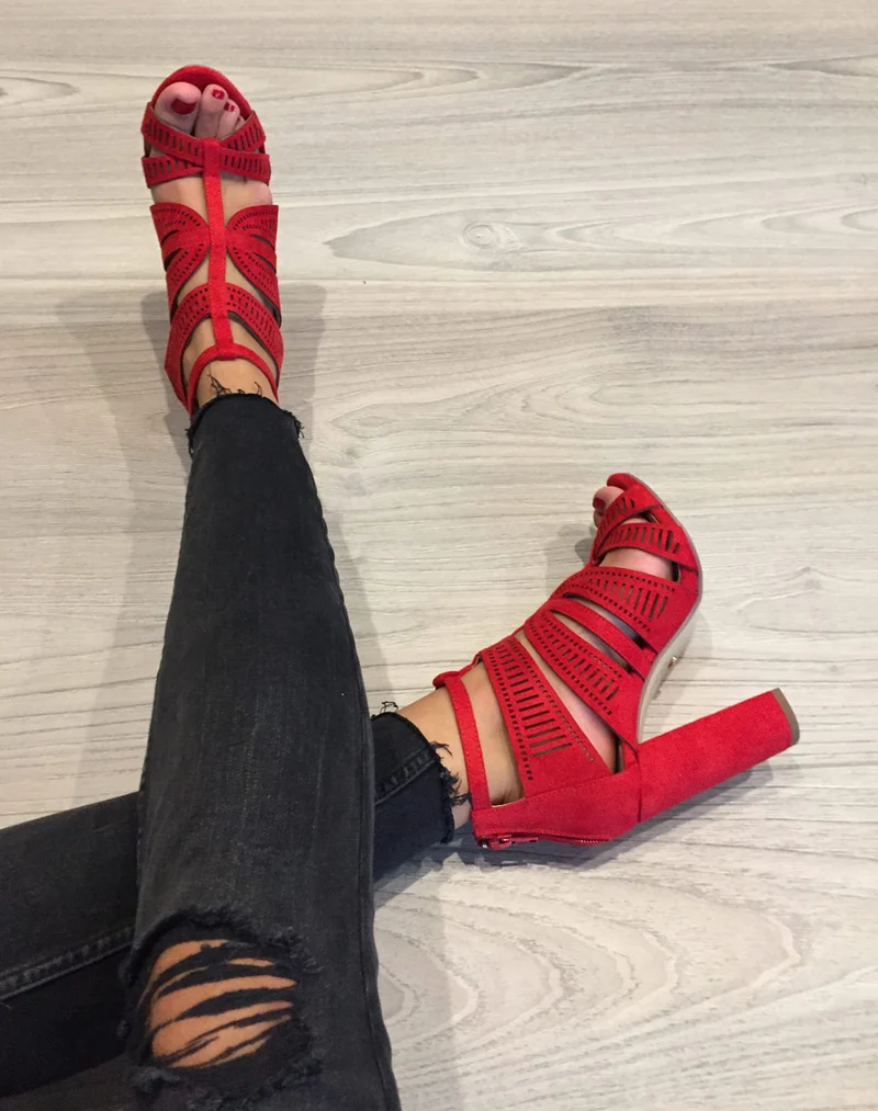 Sandales rouges à talons & détails multiples