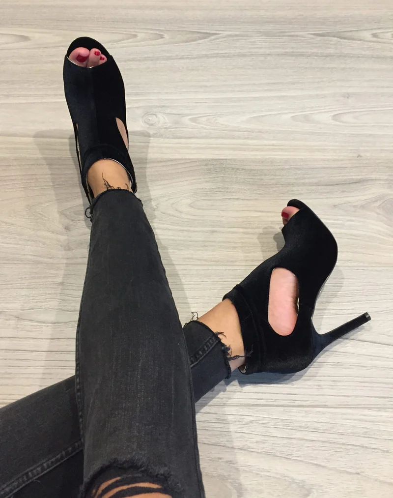 Sandales noires à talons ajourées en velours