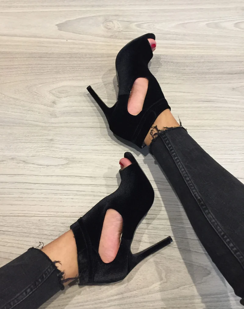 Sandales noires à talons ajourées en velours