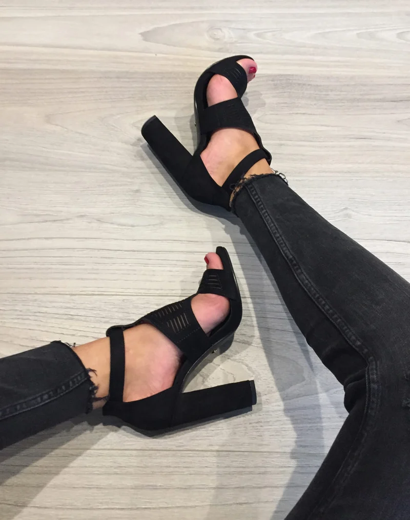 Sandales noires en suédine à gros talons