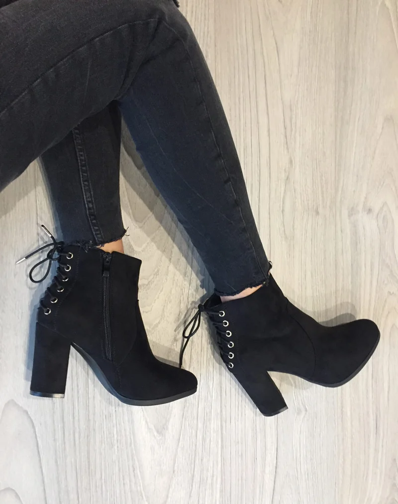 Bottines noires en suédine à lacets façon corset