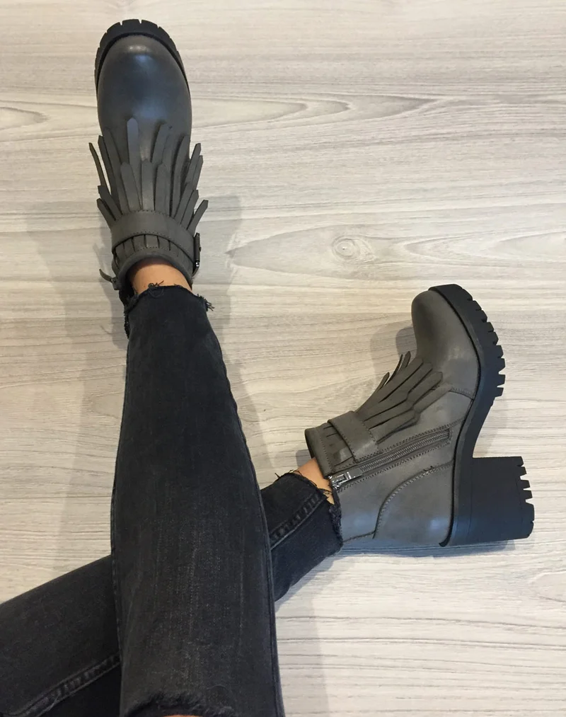 Bottines grises à franges et talon mi haut