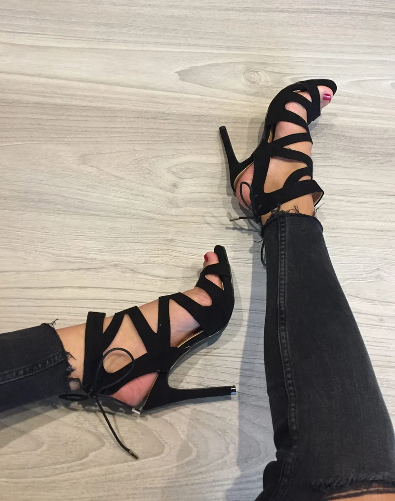 Escarpins noirs à brides multiples et lacet arrière