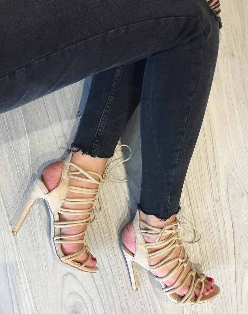 Sandales beiges à talons lacées en suédine