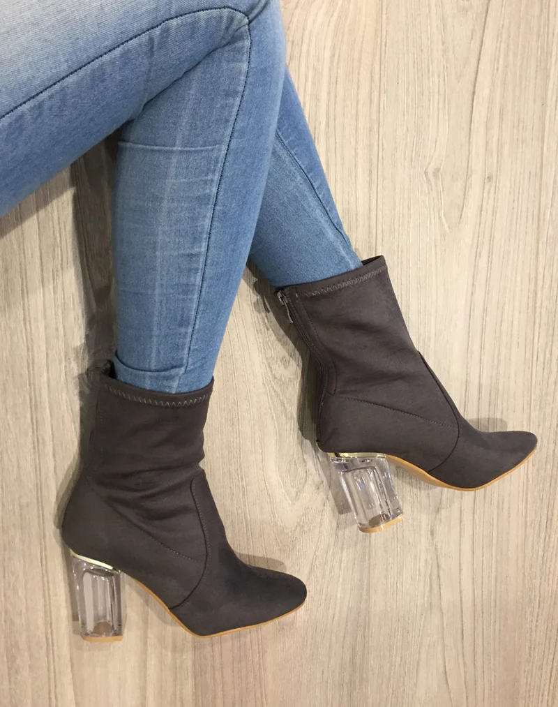 Bottines grises à talon transparent et haut souple