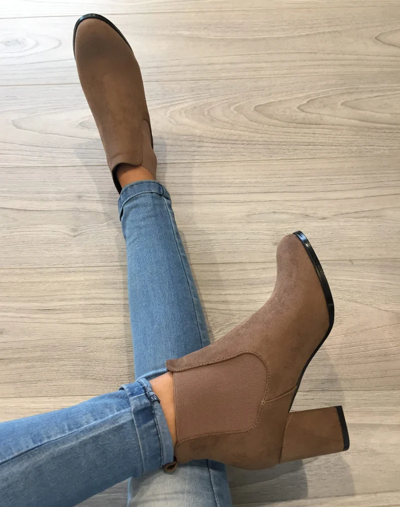 Bottines taupes à talon mi haut en suédine