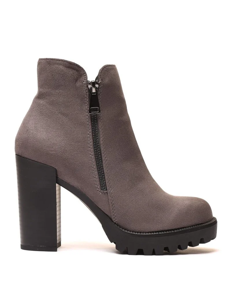 Bottines en suédine grises avec grosse semelle et talon