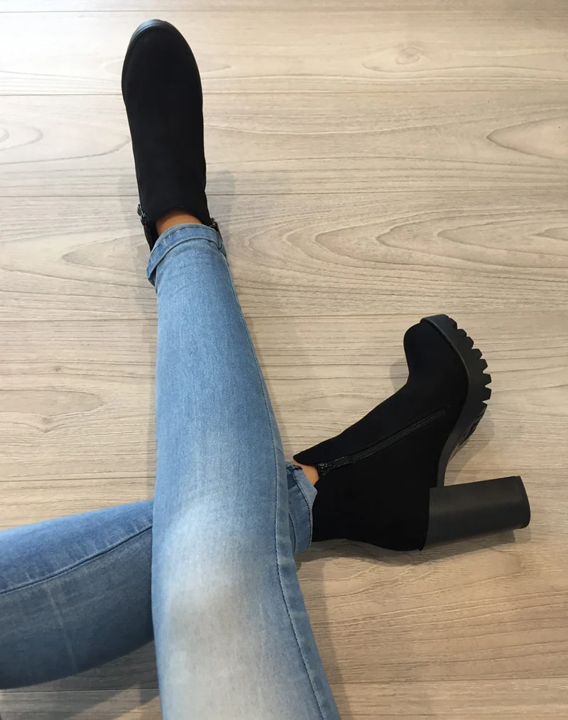 Bottines en suédine noires avec grosse semelle et talon